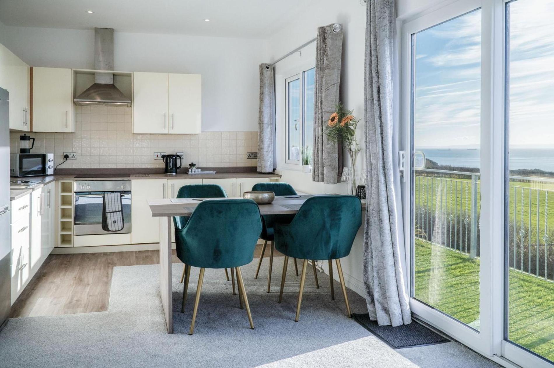 The Penthouse - 1 Bedroom Apartment - Ocean Breeze Port-Eynon Exterior photo
